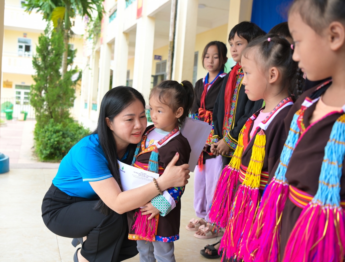 Công đoàn Petrovietnam tiếp bước đến trường cho học sinh vùng cao Điền Xá