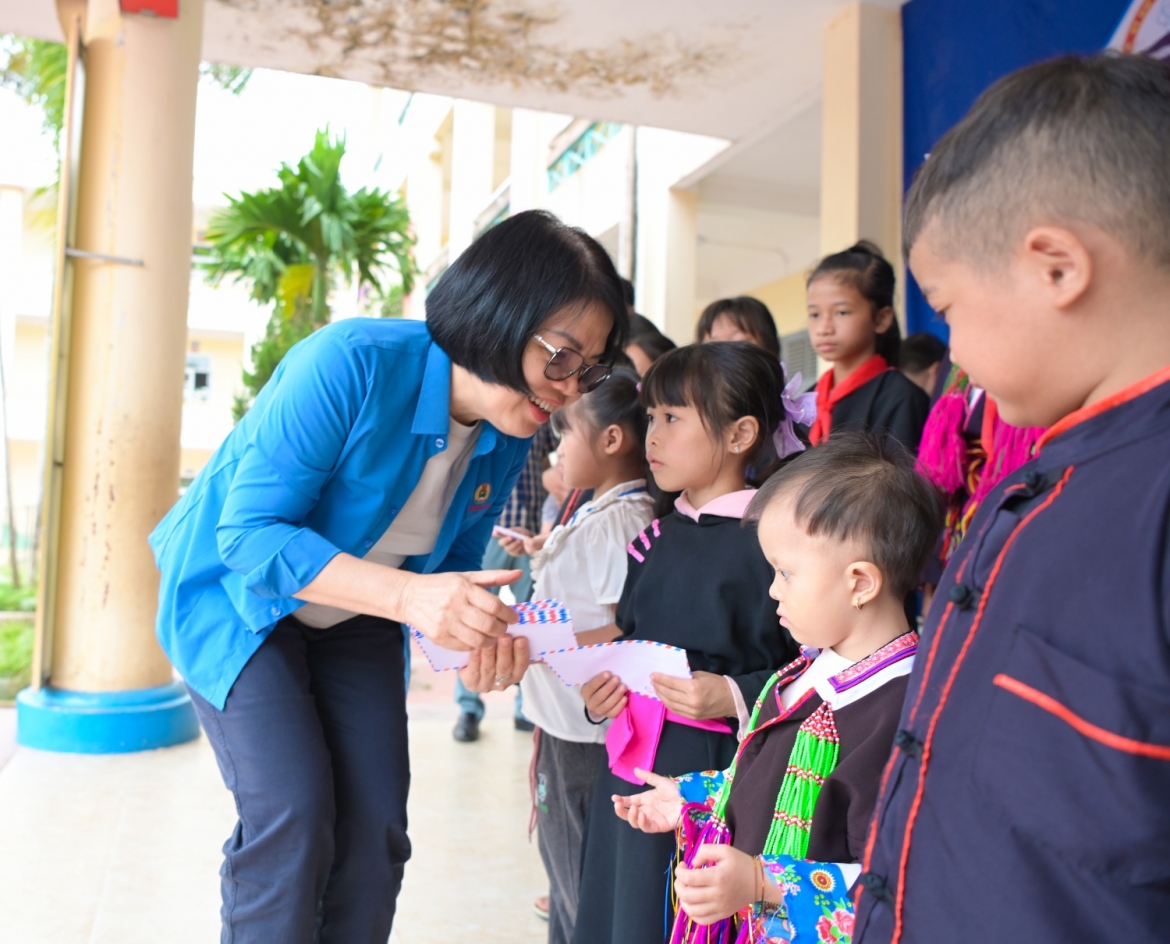 cong doan petrovietnam tiep buoc den truong cho hoc sinh vung cao Dien xa hinh anh 2