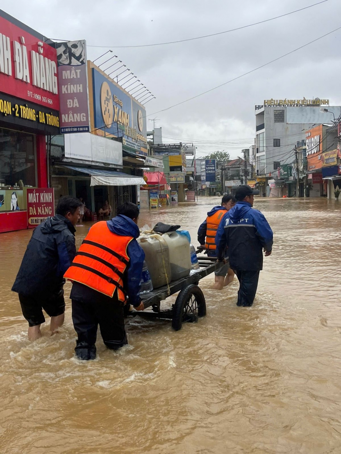 vnpt dang no luc dam bao mang luoi dich vu tot nhat tai Da nang va hue hinh anh 1