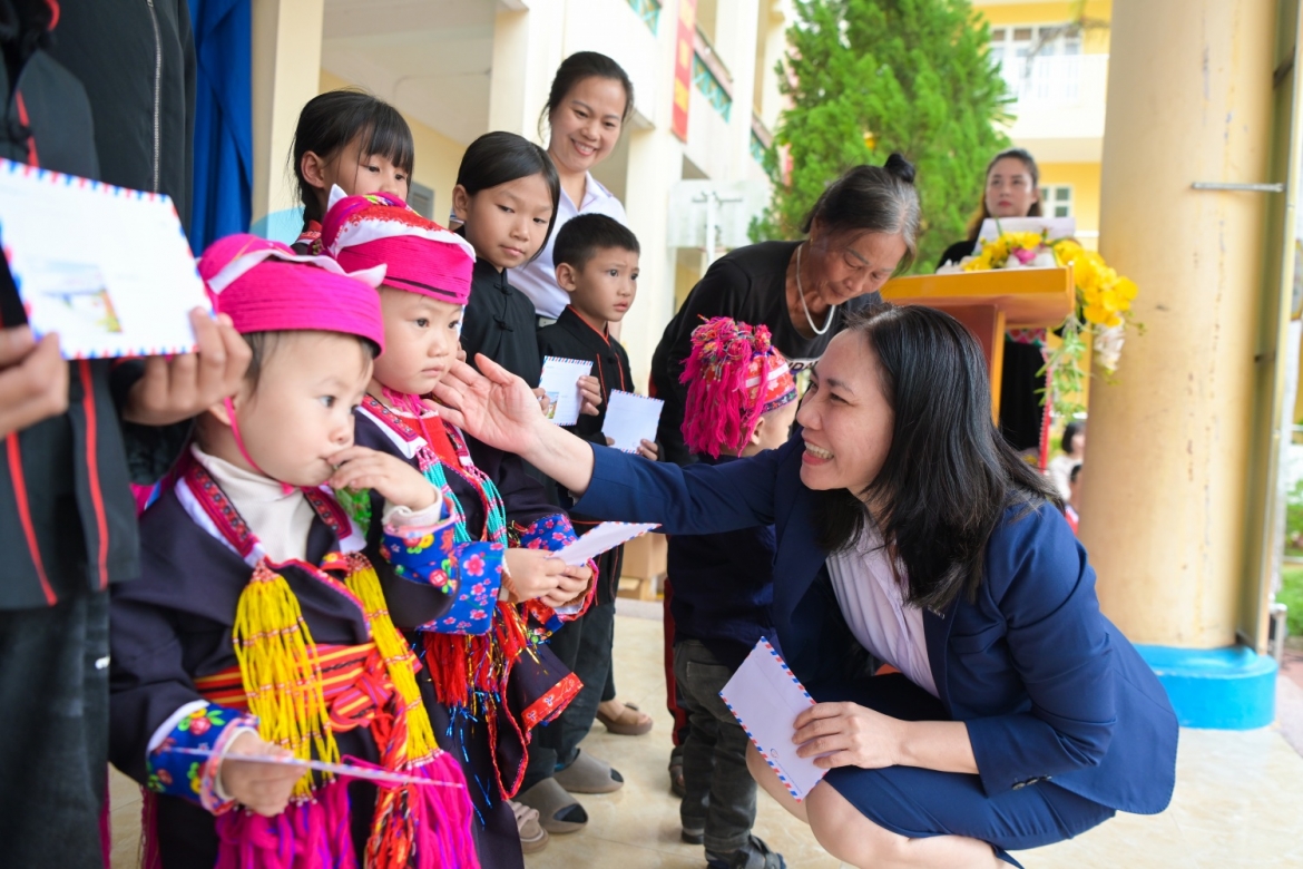cong doan petrovietnam tiep buoc den truong cho hoc sinh vung cao Dien xa hinh anh 3