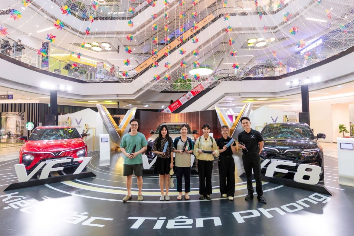 bo ba vinfast vf 7, vf 8, vf 9 hut khach tai ngay hoi trai nghiem xe dien hinh anh 3