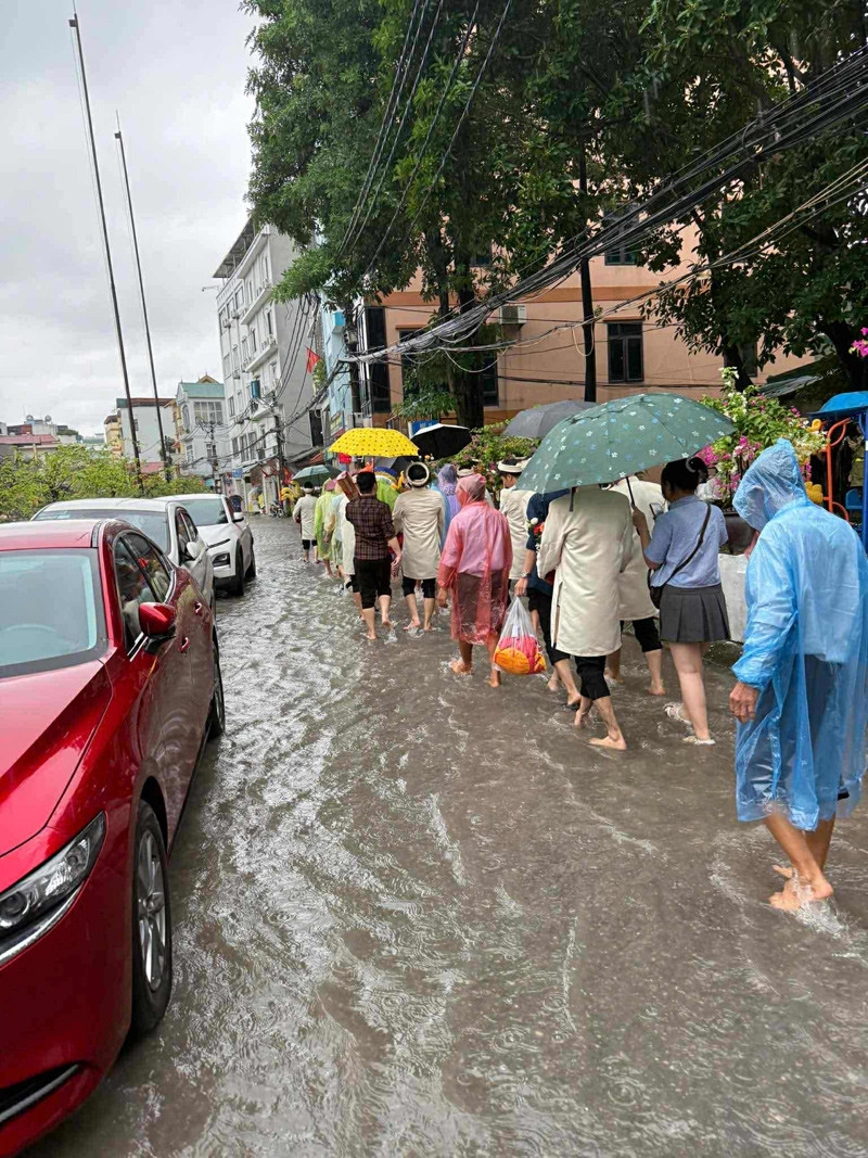 chu re ninh binh ruoc dau giua ngay ha noi ngap nang, ke trai nghiem nho doi hinh anh 1