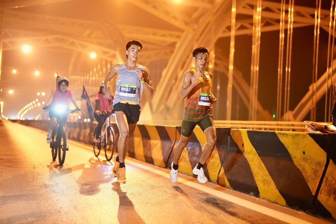pham thi hong le tiep tuc chinh phuc vpbank hanoi international marathon 2025 hinh anh 2