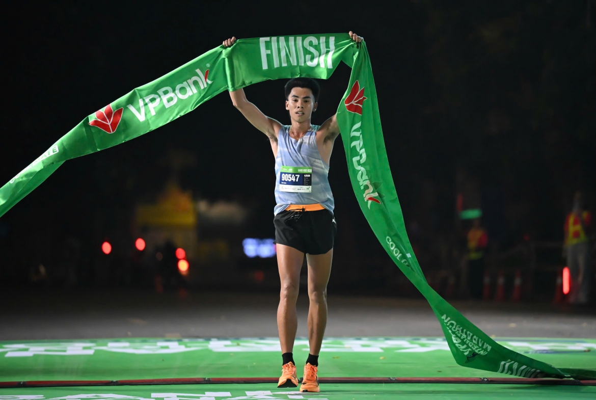pham thi hong le tiep tuc chinh phuc vpbank hanoi international marathon 2025 hinh anh 3