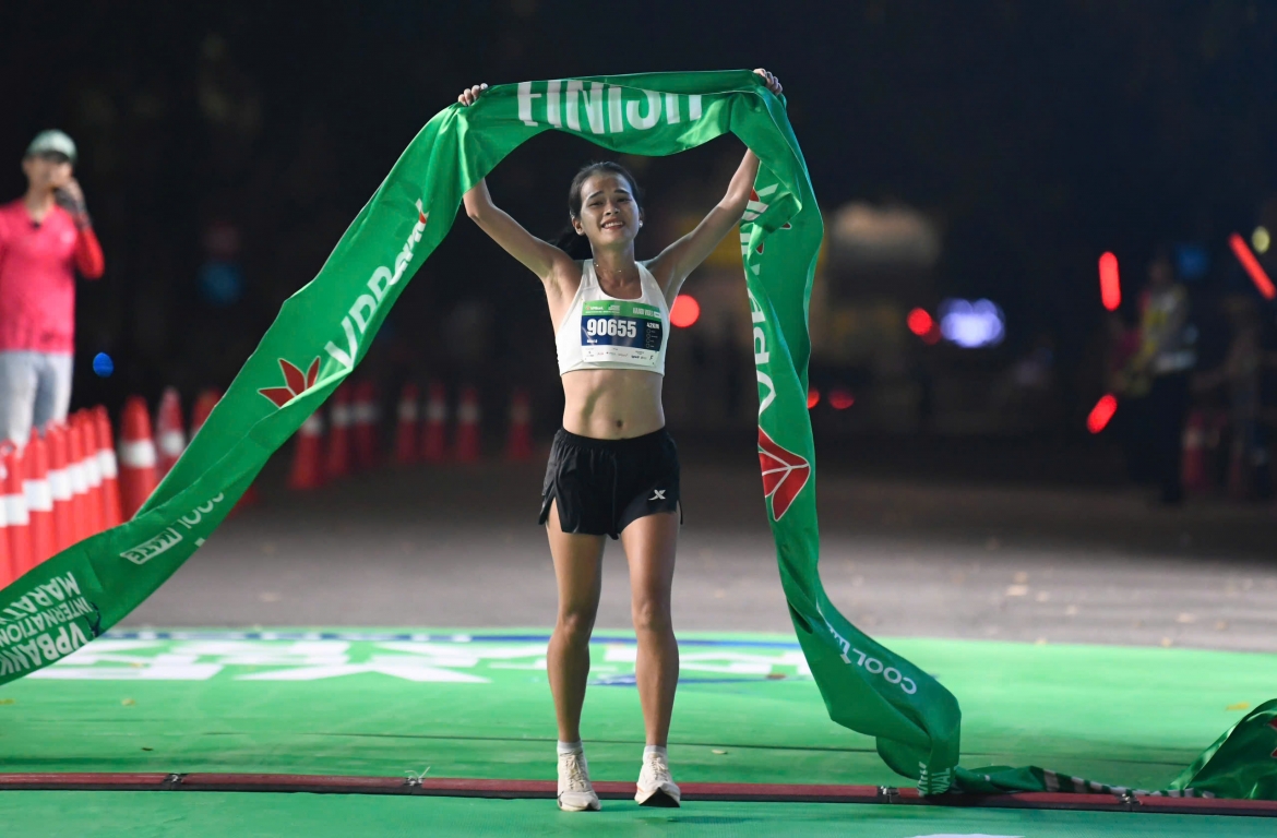 pham thi hong le tiep tuc chinh phuc vpbank hanoi international marathon 2025 hinh anh 4