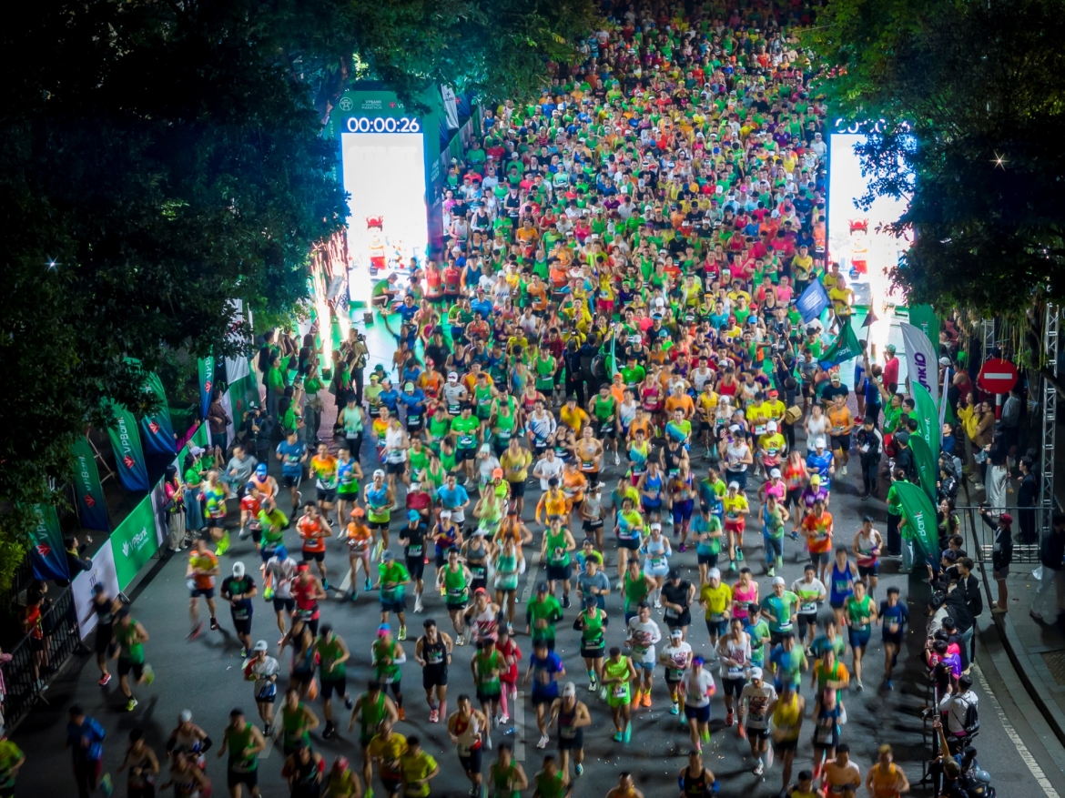pham thi hong le tiep tuc chinh phuc vpbank hanoi international marathon 2025 hinh anh 5
