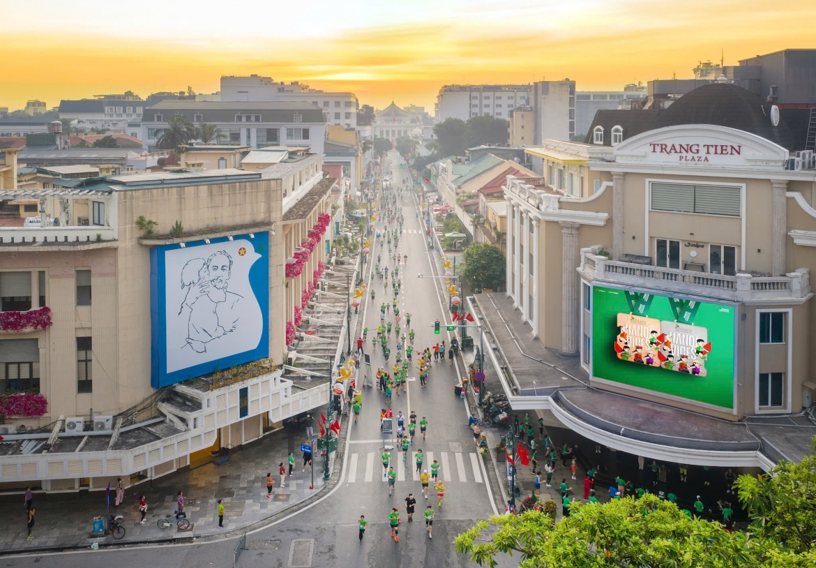 pham thi hong le tiep tuc chinh phuc vpbank hanoi international marathon 2025 hinh anh 8