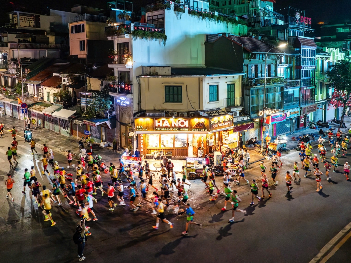 pham thi hong le tiep tuc chinh phuc vpbank hanoi international marathon 2025 hinh anh 7