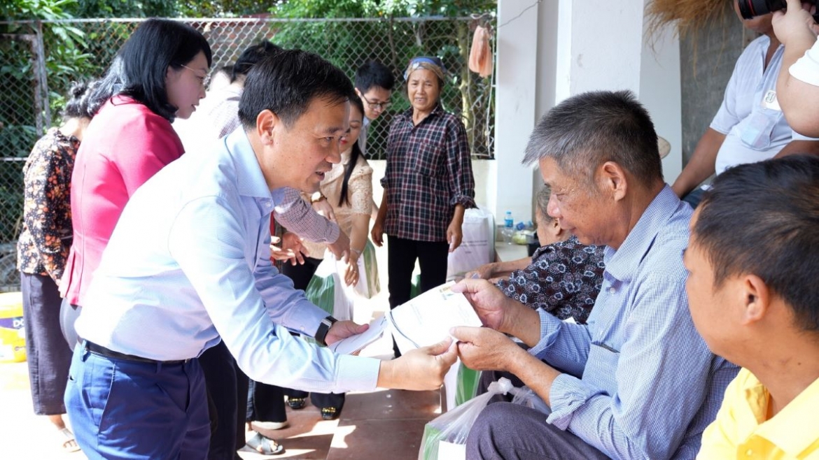 petrovietnam tham hoi, ho tro bac ninh va lang son khac phuc hau qua bao so 11 hinh anh 7