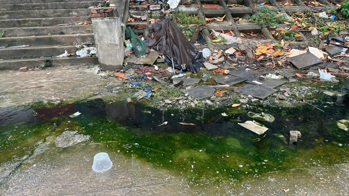 Hà Nội: Lộ diện loạt đường ống to, ống nhỏ xả thải xuống "Ao cá Bác Hồ"