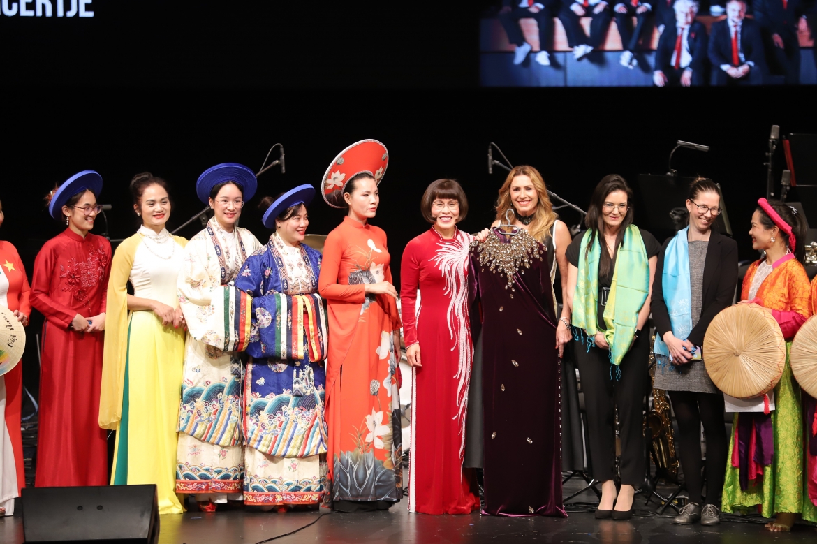 Ao dai viet nam toa sang trong buoi hoa nhac quoc te tai budapest hinh anh 2