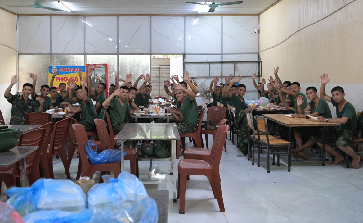 Bữa cơm vội vàng của bộ đội khi giúp dân dọn bùn lũ