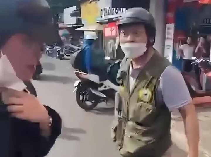 Xác minh người đàn ông bị đánh giữa đường, bị đe dọa “Mày biết tao là ai không?”
