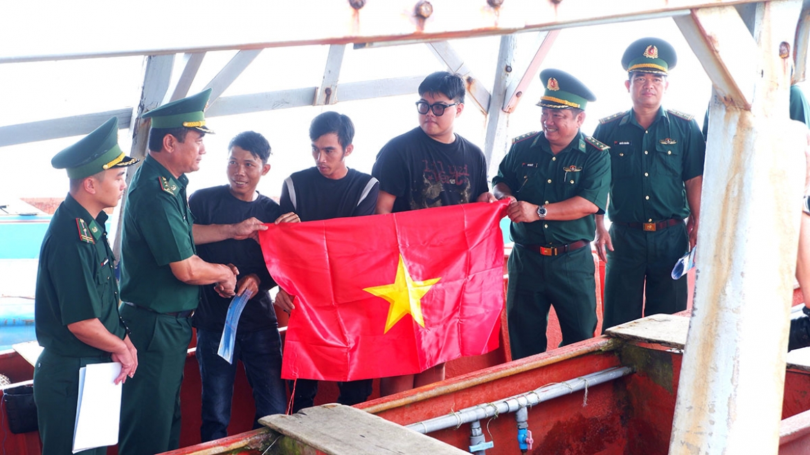 bo doi bien phong an giang dau tranh hieu qua voi viec khai thac iuu hinh anh 3