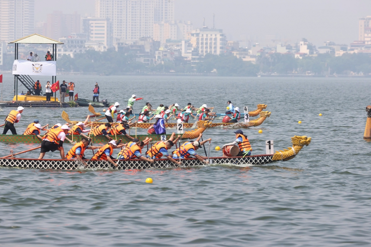 Hơn 400 vận động viên tranh tài Giải bơi chải Thuyền rồng - Ván SUP Hà Nội 2025