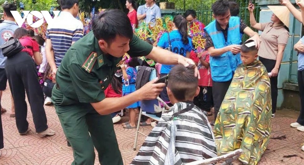 border guards bring mid-autumn joy to children in thanh hoa s border area picture 2 border guards bring mid-autumn joy to children in thanh hoa s border area picture 2