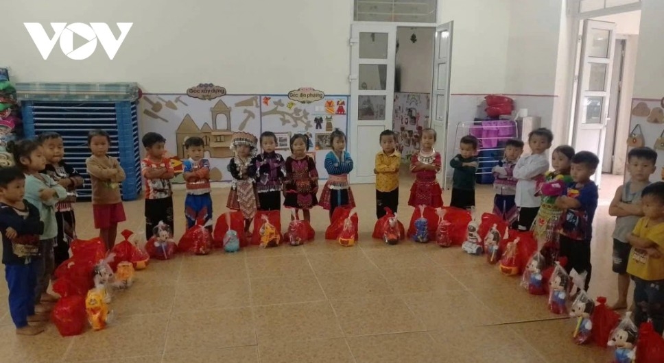 border guards bring mid-autumn joy to children in thanh hoa s border area picture 4 border guards bring mid-autumn joy to children in thanh hoa s border area picture 4