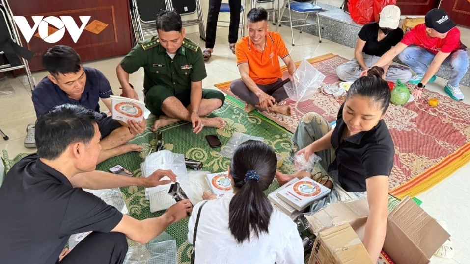 border guards bring mid-autumn joy to children in thanh hoa s border area picture 5 border guards bring mid-autumn joy to children in thanh hoa s border area picture 5