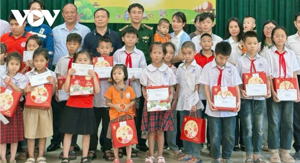 border guards bring mid-autumn joy to children in thanh hoa s border area picture 6 border guards bring mid-autumn joy to children in thanh hoa s border area picture 6