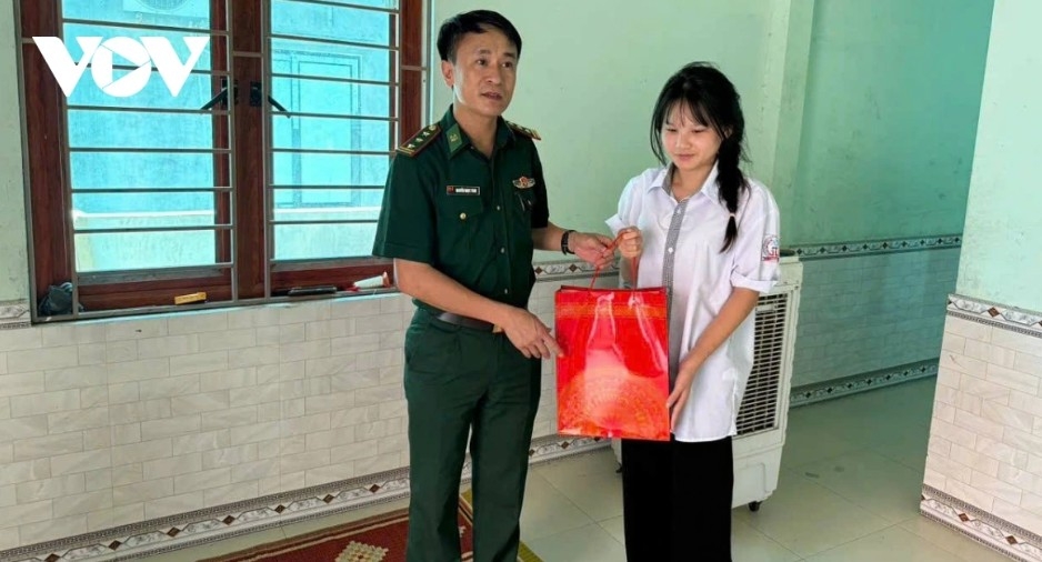 border guards bring mid-autumn joy to children in thanh hoa s border area picture 7 border guards bring mid-autumn joy to children in thanh hoa s border area picture 7