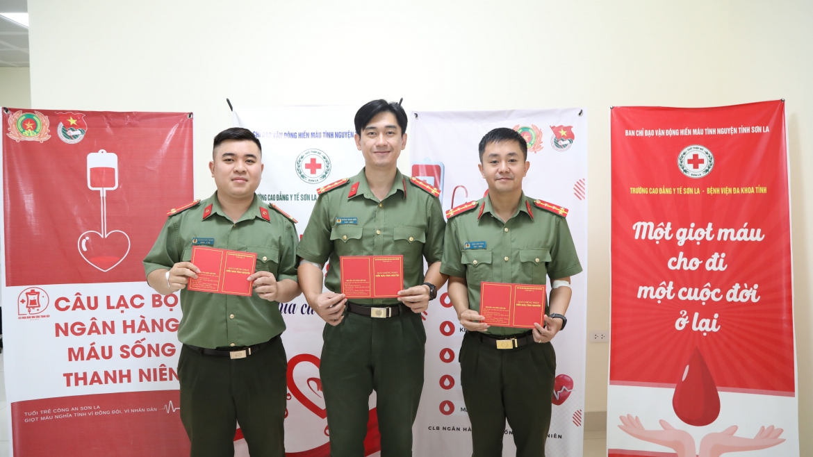 3 chien si cong an hien mau cuu cu ong qua con nguy kich hinh anh 2