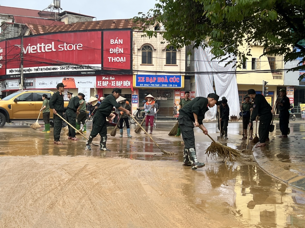 Dọn dẹp sau lũ ở phường Yên Bái, Lào Cai