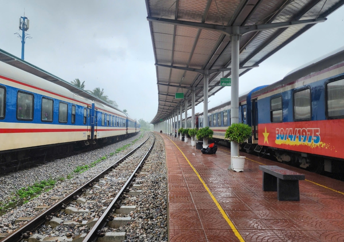 Trung chuyển hành khách bằng ô tô do đường sắt Quảng Trị-Huế bị ách tắc do mưa lũ