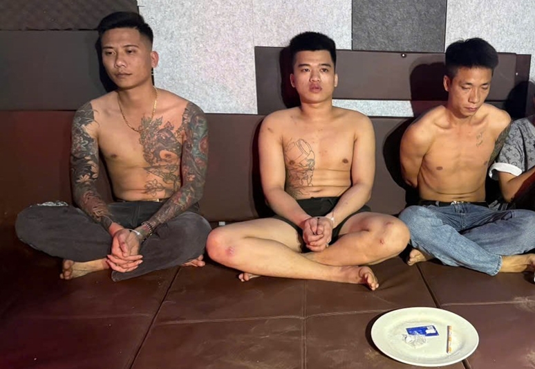 Đột kích quán karaoke “chui” ở Hà Nội, bắt quả tang nhóm “bay lắc” xuyên đêm