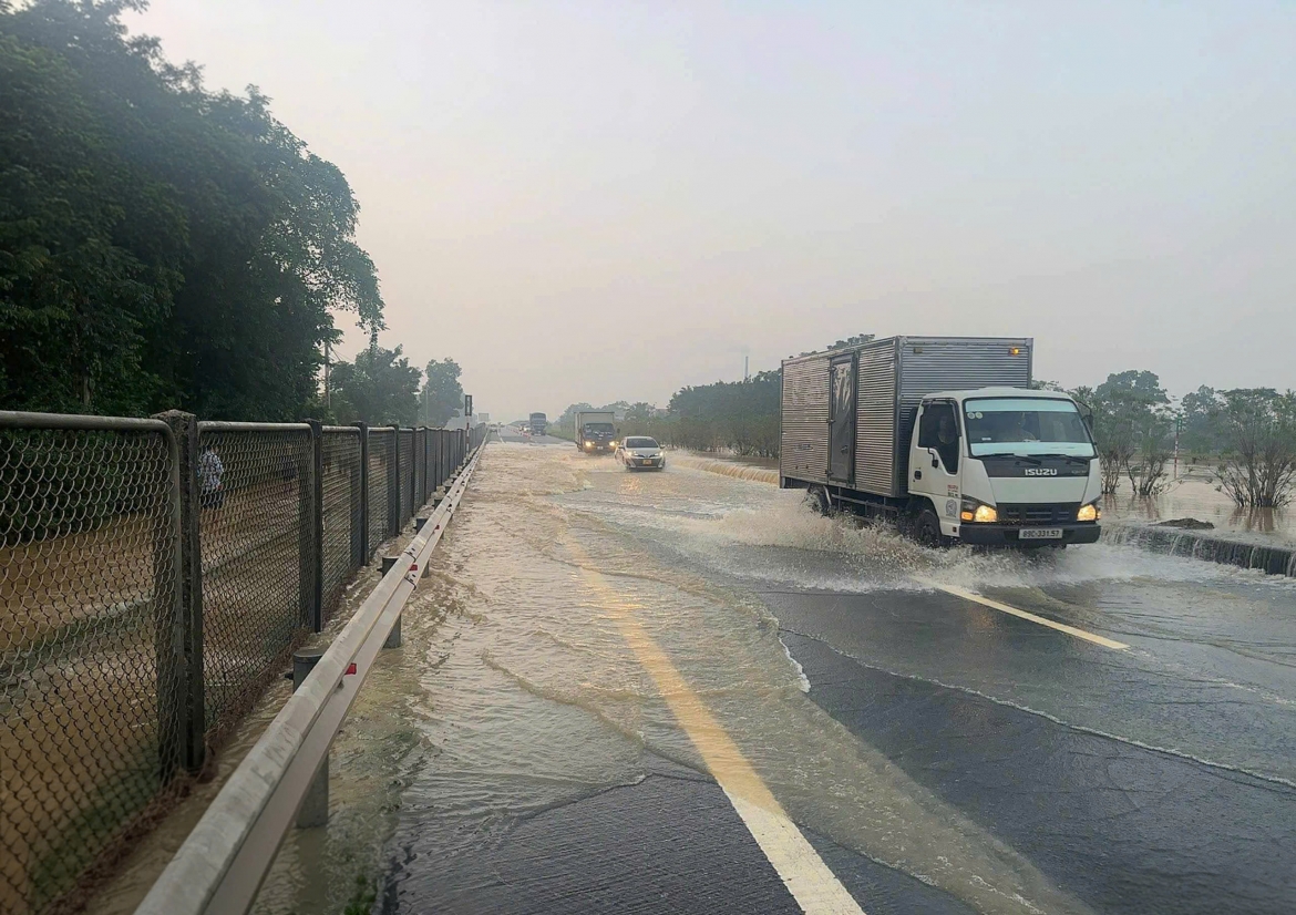 nhieu diem tren cao toc ha noi thai nguyen van ngap sau, co doan ngap 45cm hinh anh 2