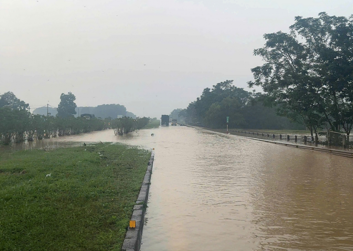 Nhiều điểm trên cao tốc Hà Nội – Thái Nguyên vẫn ngập sâu, có đoạn ngập 45cm