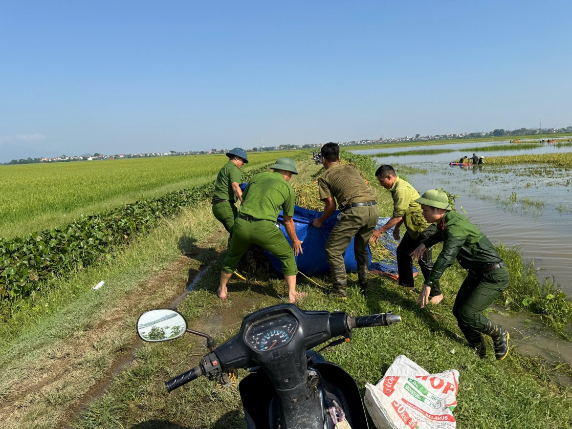 cong an ngam minh trong nuoc lu, gat lua giup dan ngoai thanh ha noi hinh anh 11