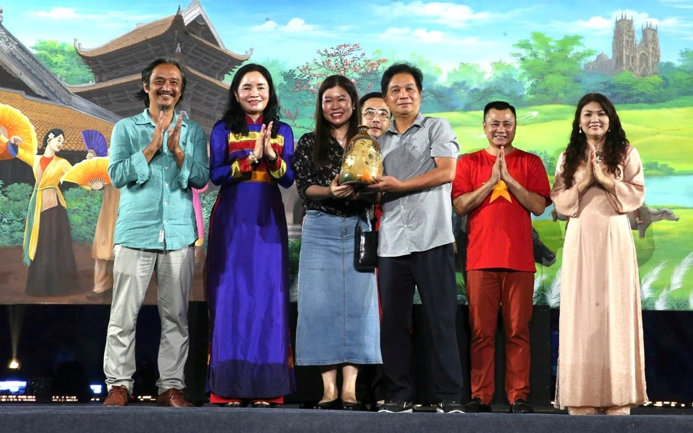 quyen gop gan 4,3 ti dong ung ho dong bao bi thiet hai do bao lu hinh anh 2