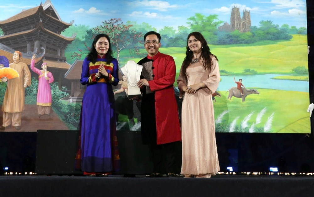 quyen gop gan 4,3 ti dong ung ho dong bao bi thiet hai do bao lu hinh anh 1
