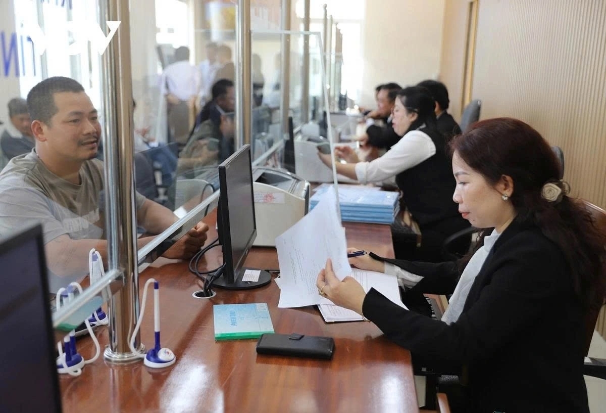 Công chức giải quyết thủ tục hành chính cho người dân trong ngày đầu vận hành chính thức chính quyền địa phương 2 cấp Công chức giải quyết thủ tục hành chính cho người dân trong ngày đầu vận hành chính thức chính quyền địa phương 2 cấp