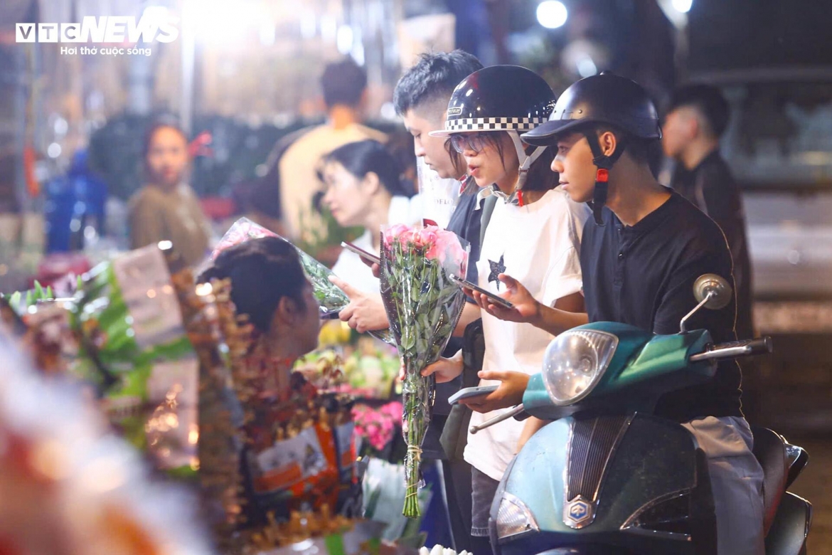 cho hoa lon nhat ha noi dong kin khach suot dem truoc ngay 20 10 hinh anh 5