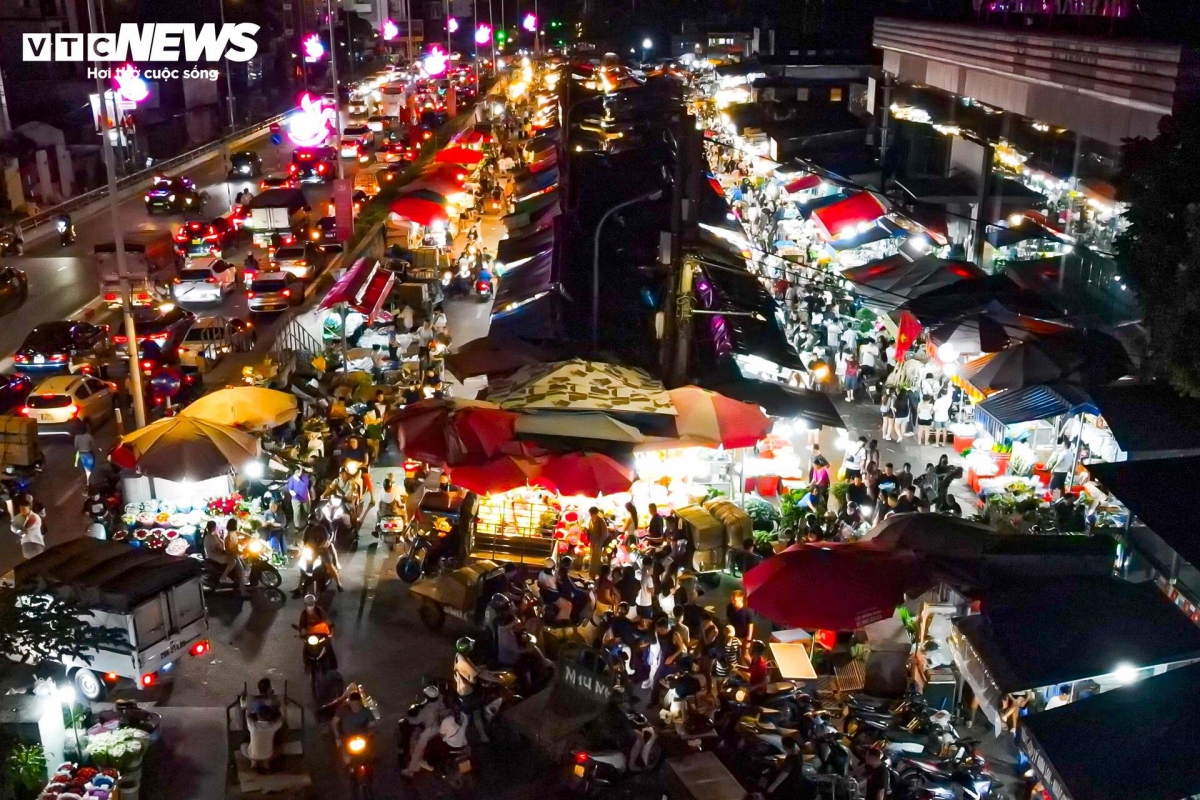 Chợ hoa lớn nhất Hà Nội đông kín khách suốt đêm trước ngày 20/10