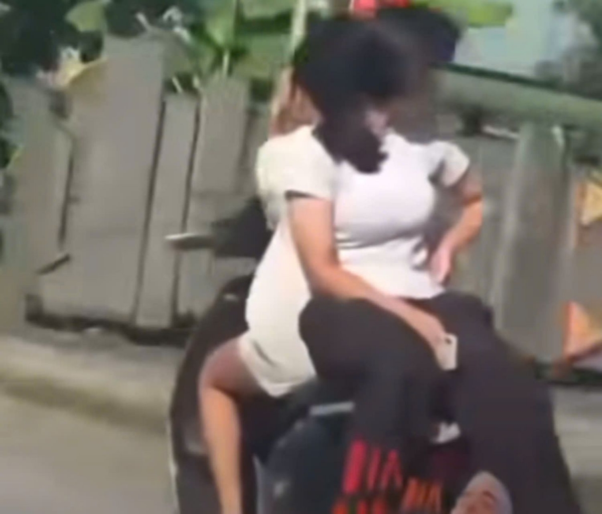 Clip ghi cảnh 2 nữ sinh không đội mũ bảo hiểm, người ngồi sau quay ngược 180 độ