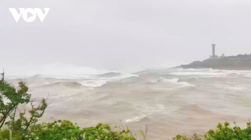 cold air weakens storm but triggers heavy rain across central vietnam picture 1 cold air weakens storm but triggers heavy rain across central vietnam picture 1