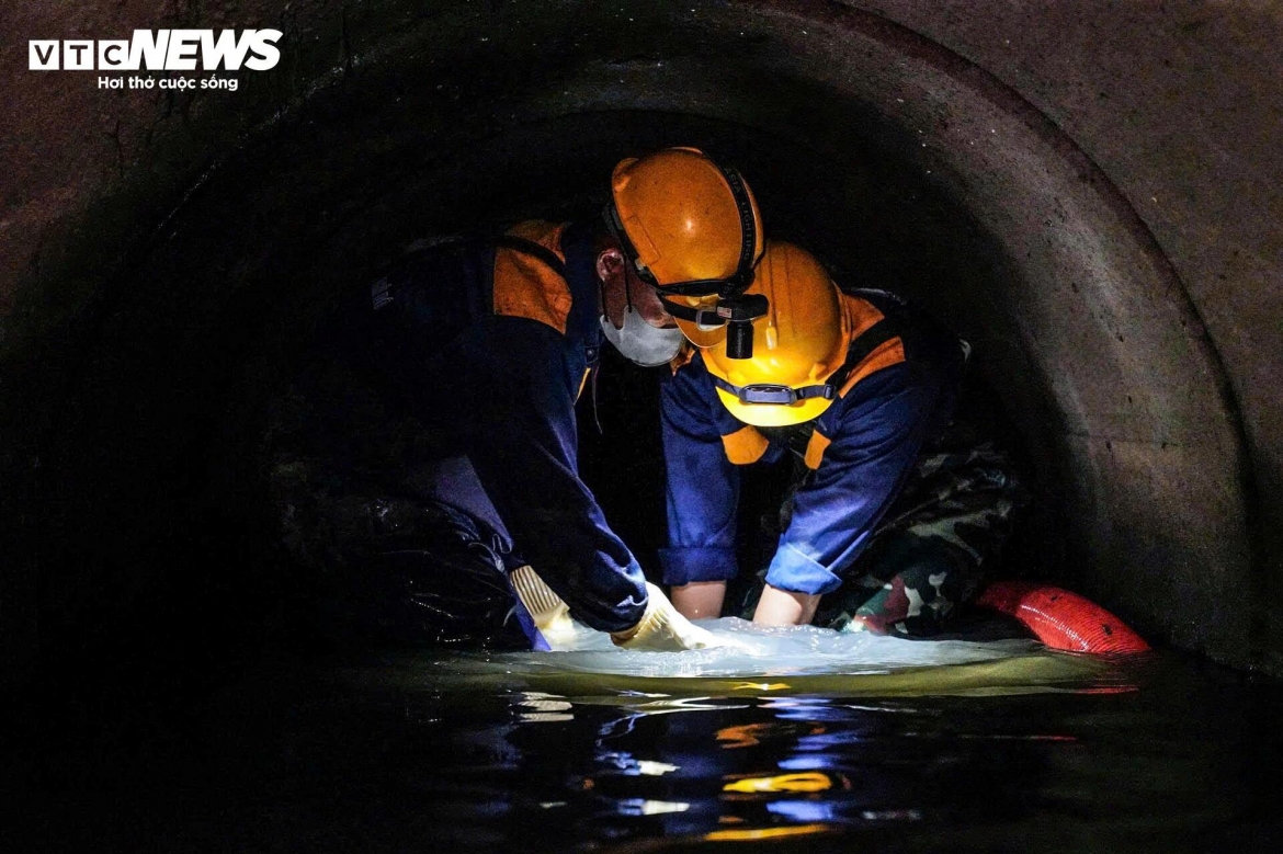 Những người "làm bạn" với chuột gián, lội bùn độc khơi thông cống ngầm Hà Nội