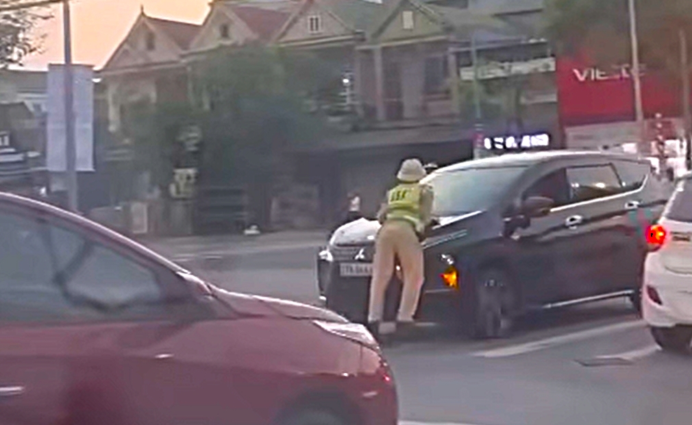 Thiếu tá CSGT bị xe ô tô đâm trực diện khi đang điều tiết giao thông tại Nghệ An