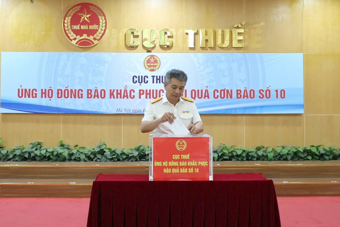 can bo, cong chuc cuc thue chung tay ung ho dong bao vung bao lu hinh anh 1
