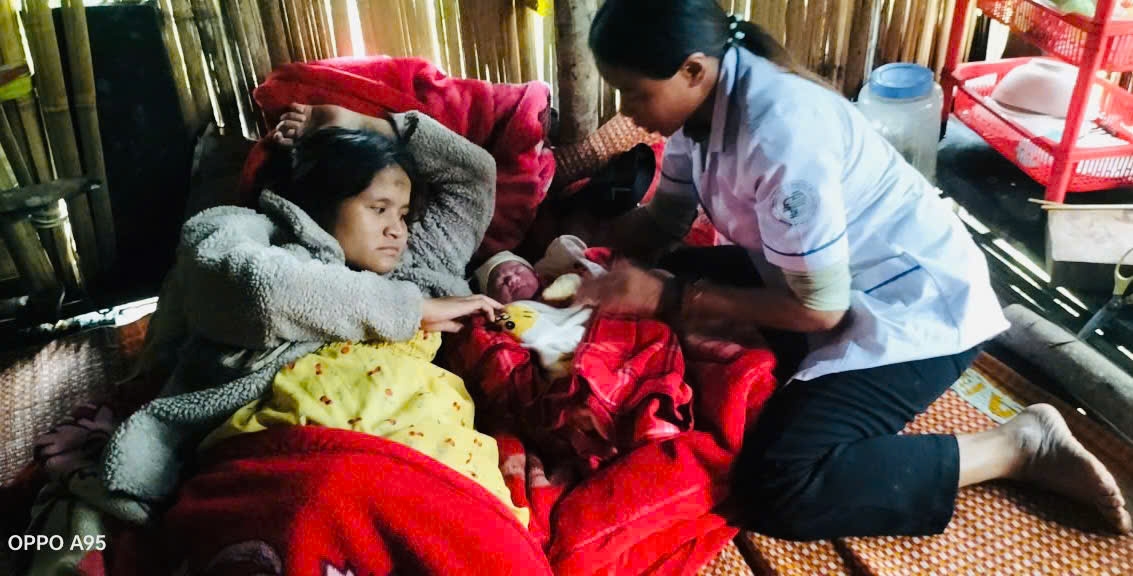 y si bang rung, vuot suoi toi ho tro san phu giua luc mua lu hinh anh 1