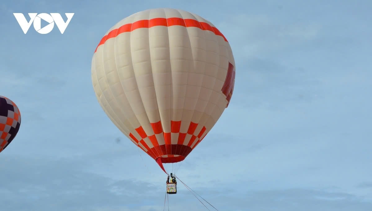 da lat s sky comes alive with a vibrant display of colourful hot air balloons picture 1 da lat s sky comes alive with a vibrant display of colourful hot air balloons picture 1