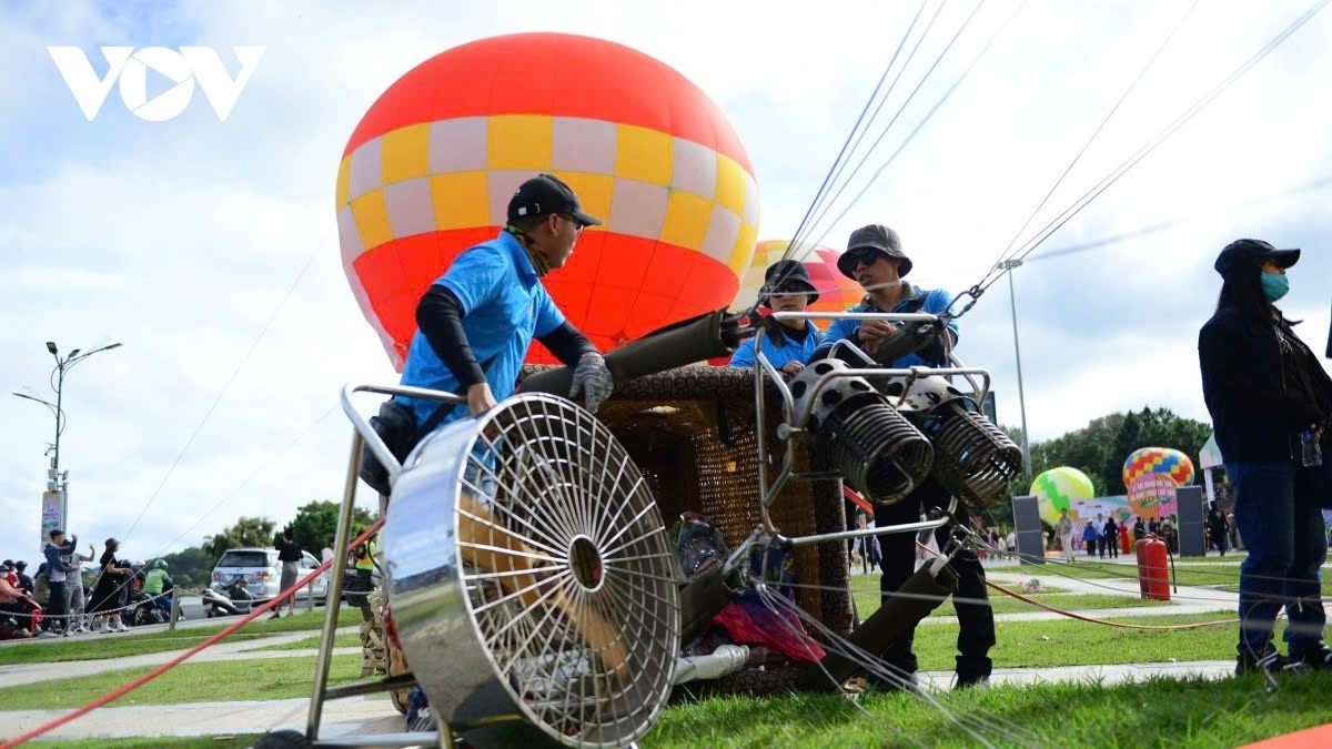 da lat s sky comes alive with a vibrant display of colourful hot air balloons picture 2 da lat s sky comes alive with a vibrant display of colourful hot air balloons picture 2