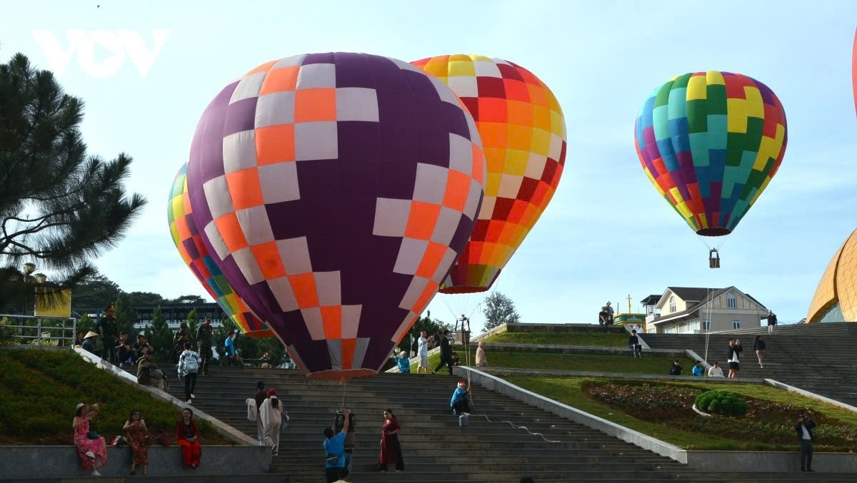 da lat s sky comes alive with a vibrant display of colourful hot air balloons picture 3 da lat s sky comes alive with a vibrant display of colourful hot air balloons picture 3