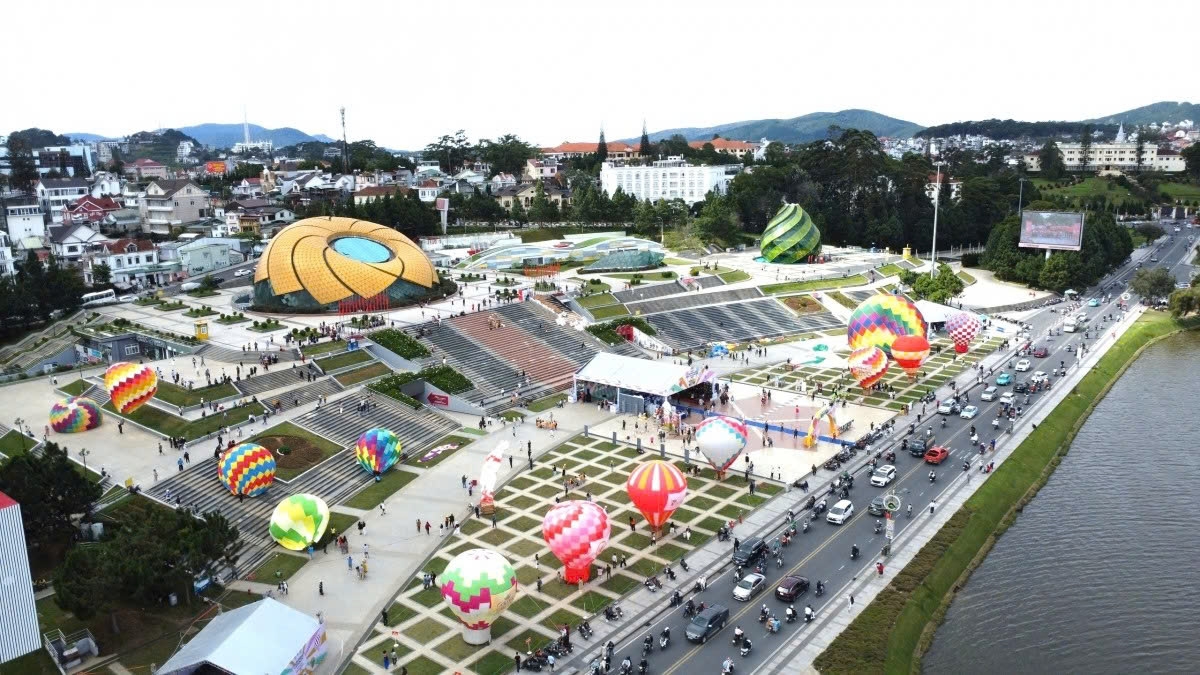 da lat s sky comes alive with a vibrant display of colourful hot air balloons picture 4 da lat s sky comes alive with a vibrant display of colourful hot air balloons picture 4