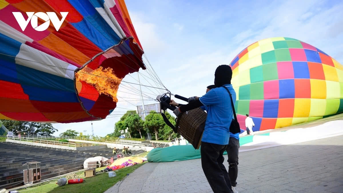 da lat s sky comes alive with a vibrant display of colourful hot air balloons picture 6 da lat s sky comes alive with a vibrant display of colourful hot air balloons picture 6