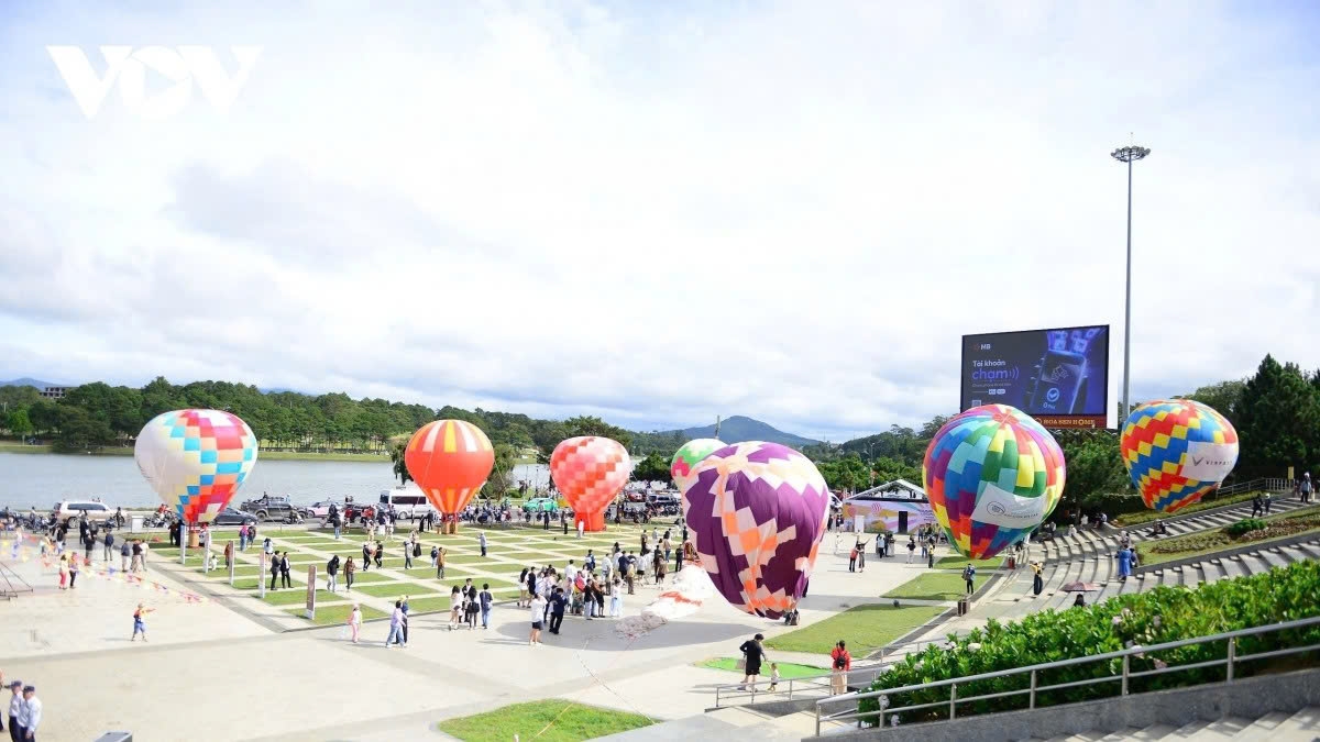 da lat s sky comes alive with a vibrant display of colourful hot air balloons picture 7 da lat s sky comes alive with a vibrant display of colourful hot air balloons picture 7