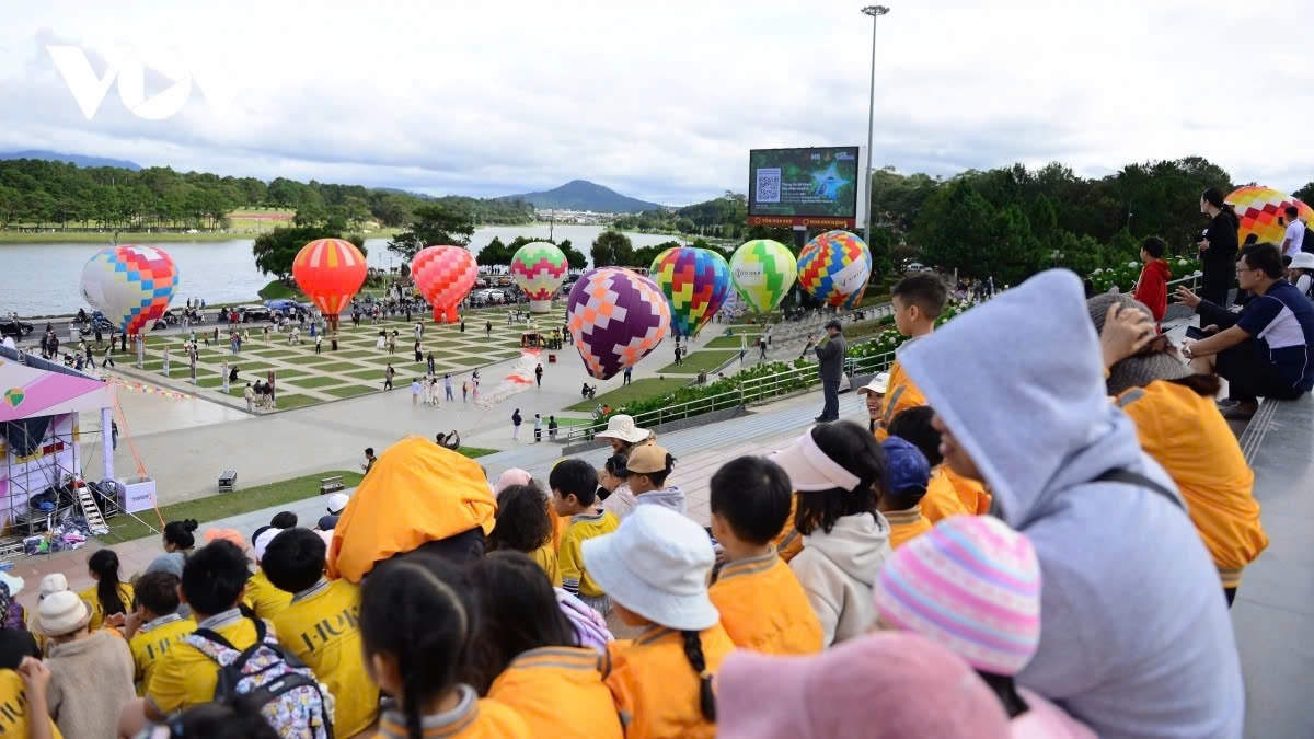 da lat s sky comes alive with a vibrant display of colourful hot air balloons picture 8 da lat s sky comes alive with a vibrant display of colourful hot air balloons picture 8