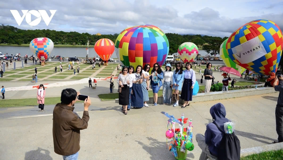 da lat s sky comes alive with a vibrant display of colourful hot air balloons picture 9 da lat s sky comes alive with a vibrant display of colourful hot air balloons picture 9